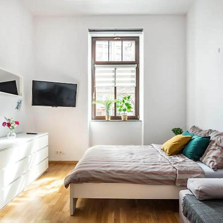 Uroczy apartament obok Opery i Dworca Głównego Cracovia Exterior foto